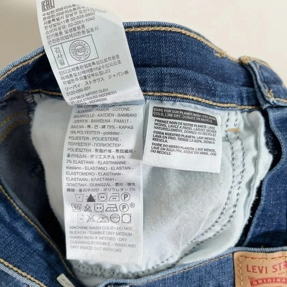 Levi’s Bermuda Shorts - Picture 6 of 9